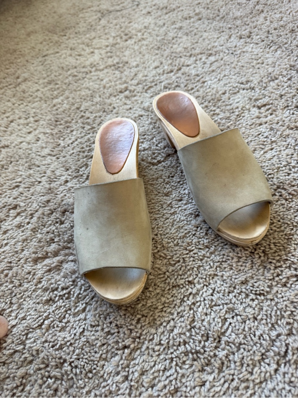 Bryr Women’s Open-Toe clogs in bone nubuck leather